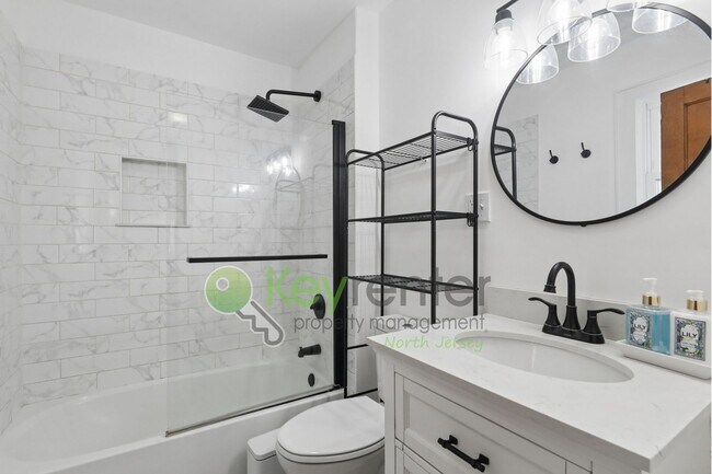 Foto del edificio - Spacious 4BR Single-Family Home with Garage, Driveway & Fenced Yard in Kearny