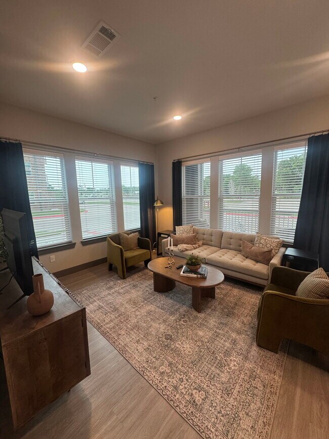 Building Photo - 400 W 5th St