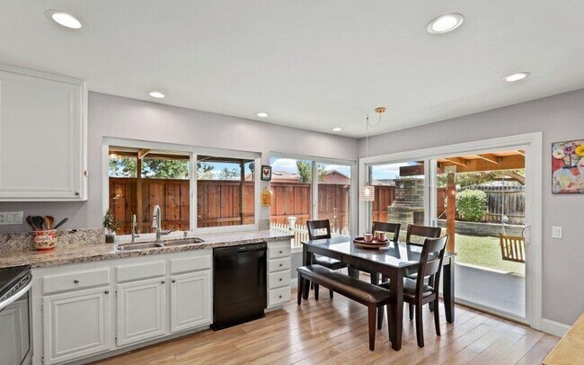 Building Photo - 13842 Midgrove Ct