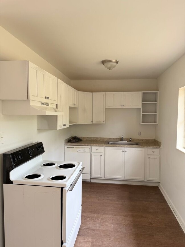 Building Photo - 3/1 off Orange Ave available now