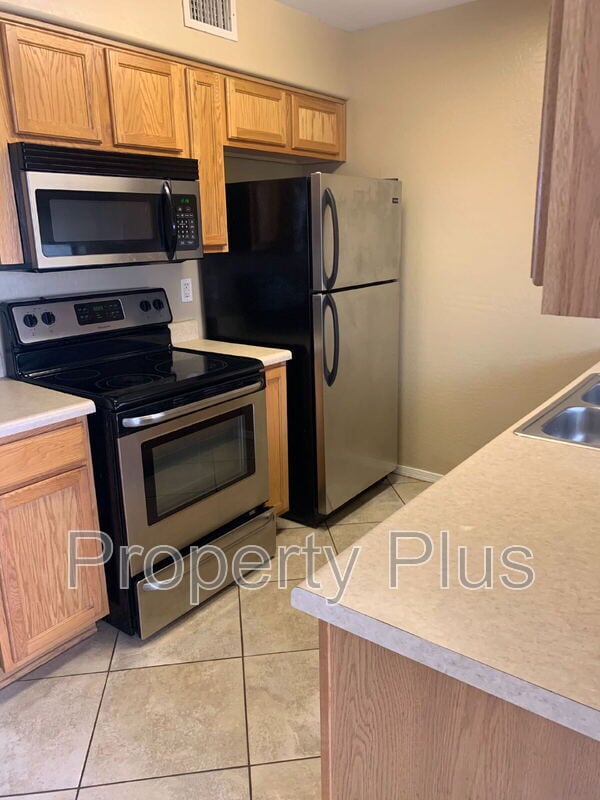 Building Photo - 3301 E Earll Dr