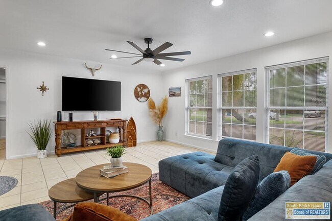 Building Photo - 421 Mesquite Dr