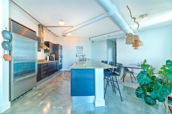 Building Photo - 700 NE 25th St