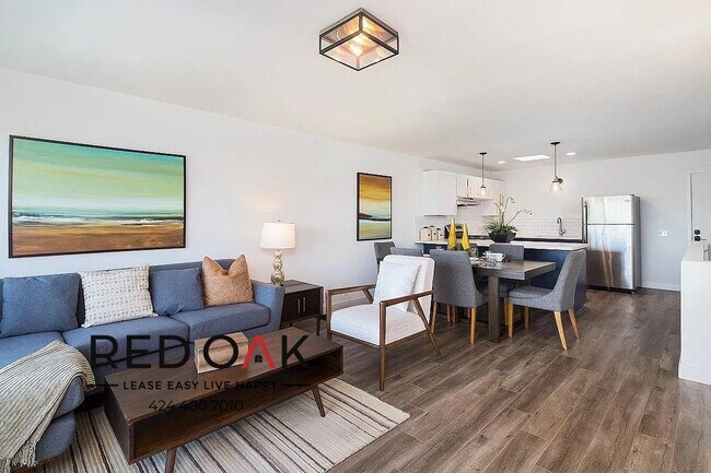 Foto del edificio - Fantastic One of a Kind Spacious Two Story...