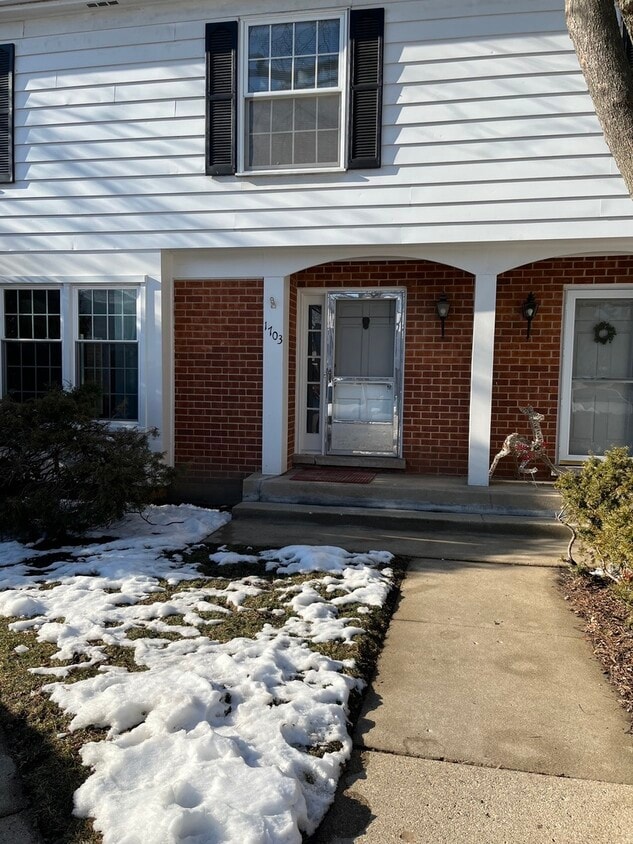 1703 Colonial Ln, Northfield, IL 60093 Townhome Rentals in Northfield