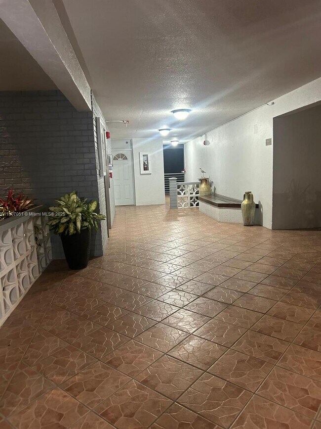 Foto del edificio - 3725 NE 169th St