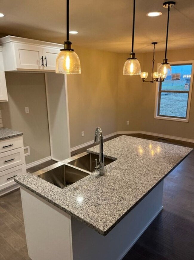 Foto del edificio - Beautiful one-year-old 3 bed, 2 bath, 3 ca...