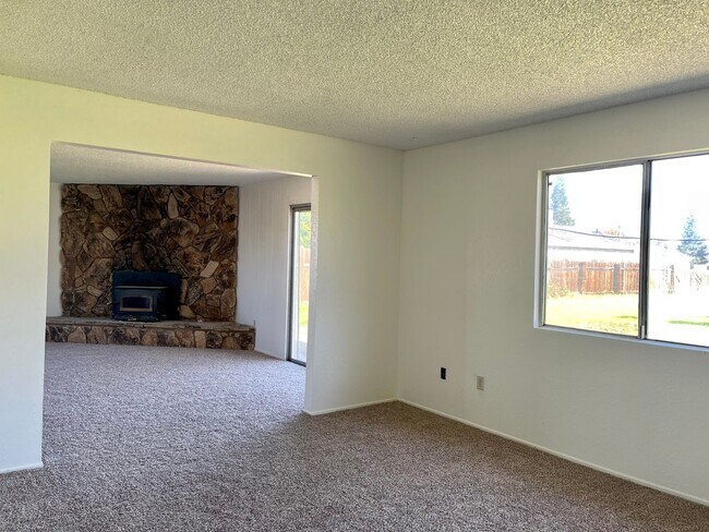 Foto del edificio - 4 bedroom home in convenient location on Alta Mesa Dr.