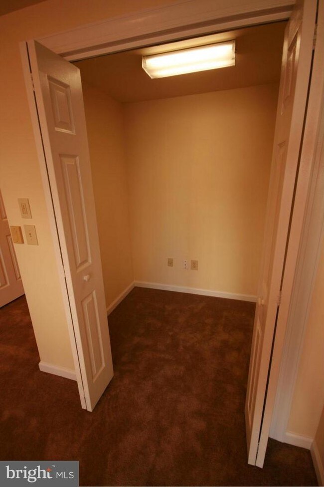 Foto del edificio - 16926 Point Pleasant Ln