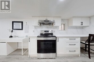 Building Photo - 533 Westmount Ave