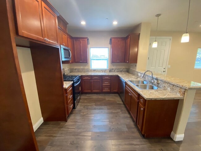 Building Photo - Spacious Corner Unit