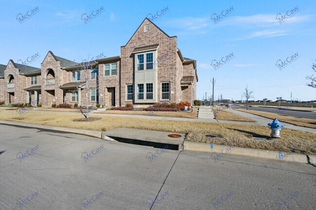 Building Photo - Improved Price! Fantastic Townhome - 3/2.5...