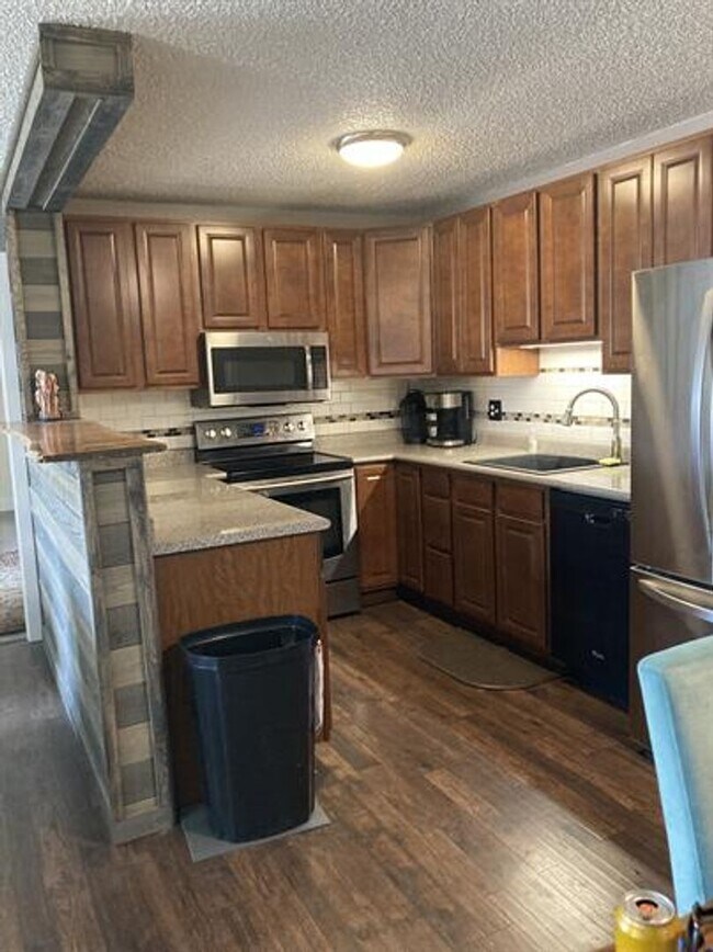Foto del edificio - Washer dryer in unit! Bus route! Top floor!