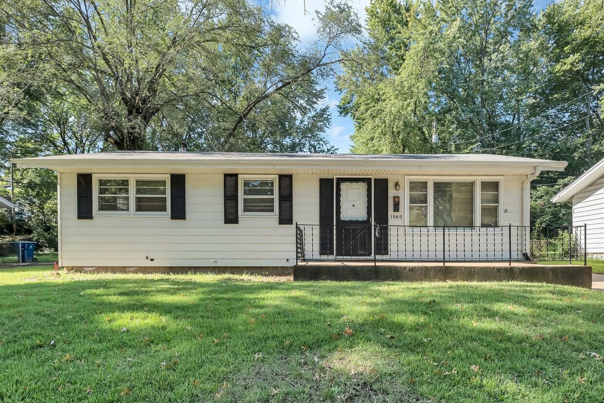 Primary Photo - Beautiful single family dwelling in Ferguson