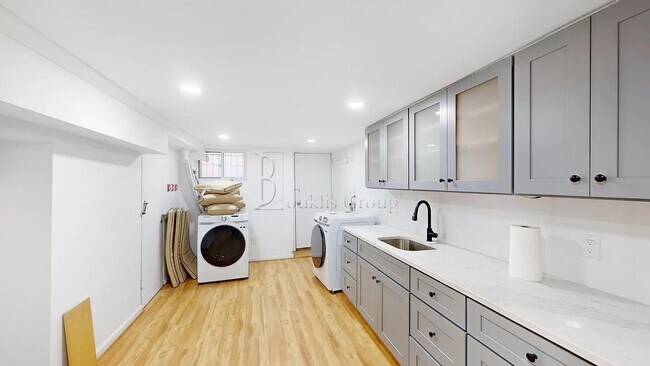Building Photo - ** GUT RENOVATED DUPLEX ** 3 BED ** 2 BATH...