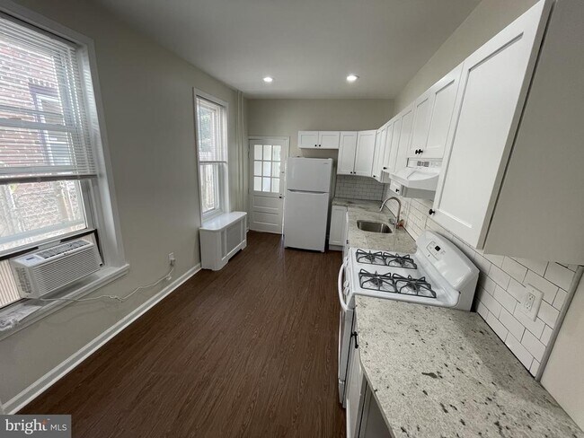 Building Photo - 3644 Calumet St