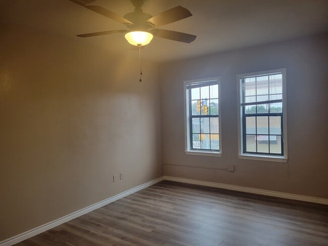 Building Photo - 354 E Southcross Blvd