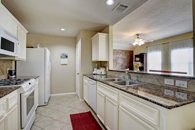 Building Photo - 6910 Woodridge Row Dr