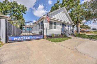 Building Photo - 2607 North Fwy