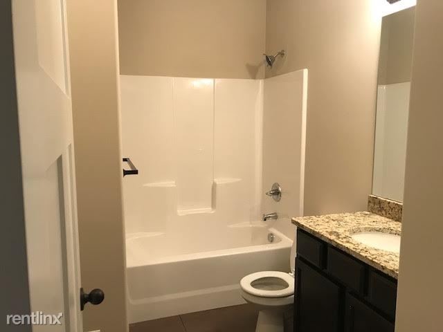 Building Photo - 3 br, 2 bath Apartment - 635 E. Mulvane
