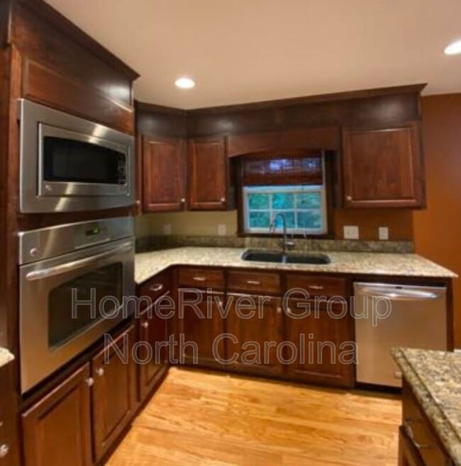 Building Photo - 142 Sawgrass Ln S