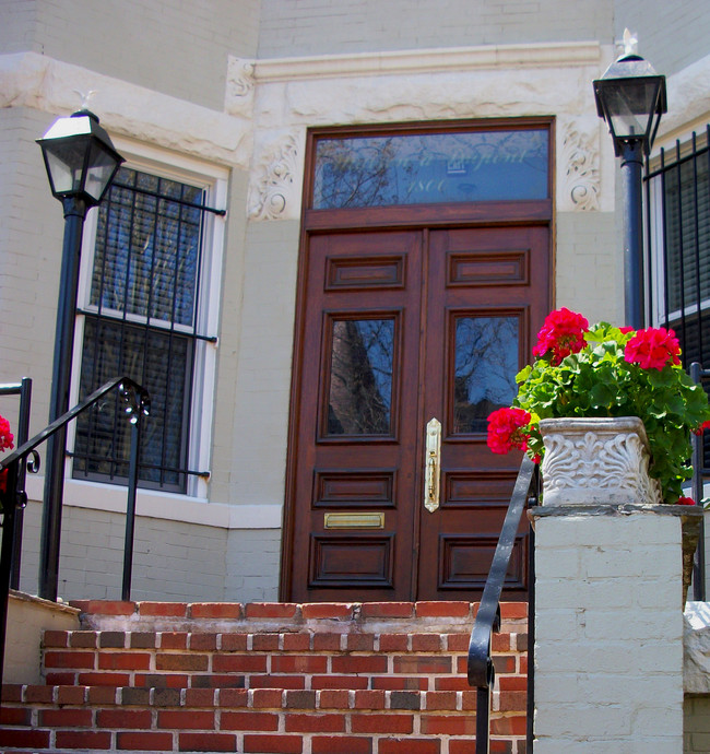 Front Door - Maison à Dupont Apartments