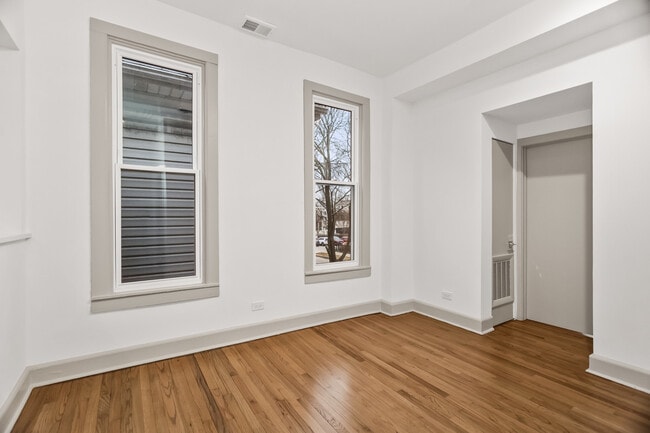 Foto del edificio - 2030 N Oakley Ave