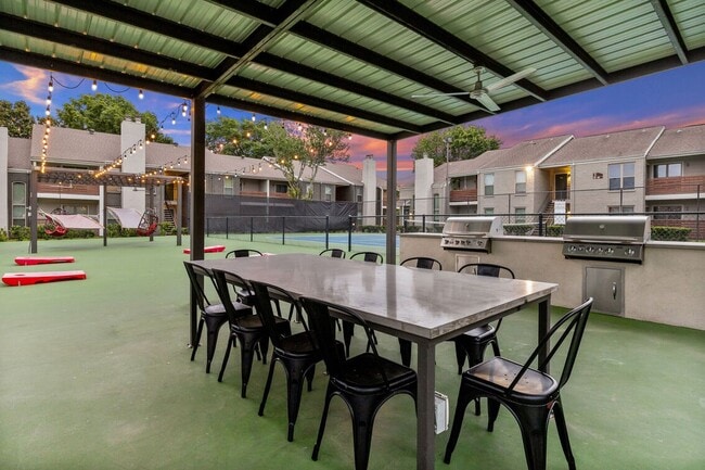 Building Photo - 10751 Meadowglen Ln