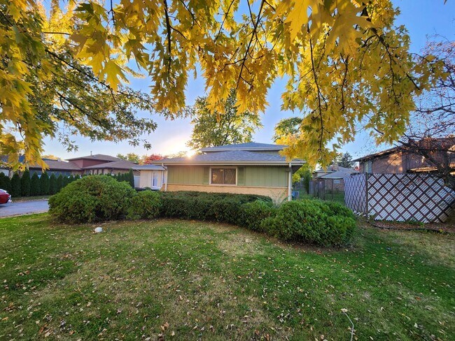 Building Photo - Welcome to the heart of South Holland’s Central District, where quiet charm meets everyday conven...