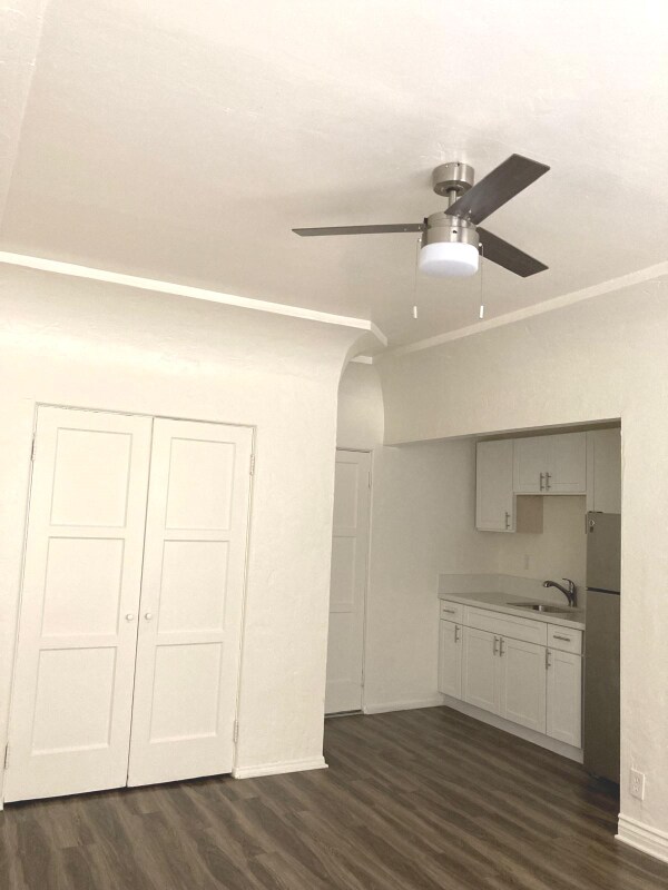 Building Photo - 111 S Manhattan Pl