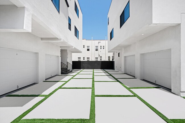 Building Photo - 3019 Somerset Dr
