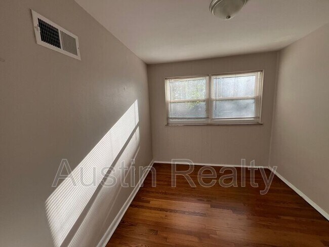 Foto del edificio - 8698 White Ave