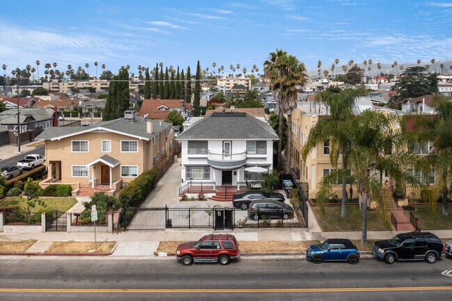Building Photo - 809 N Heliotrope Dr