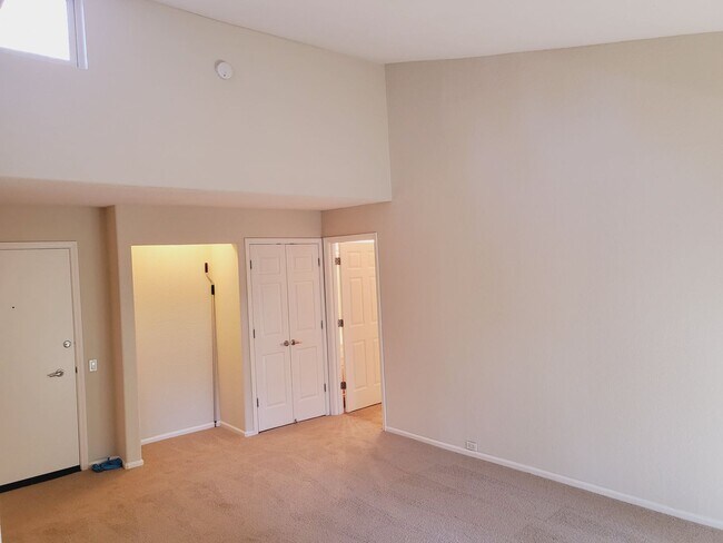 Building Photo - Top Floor Condo Unit with Private Balcony