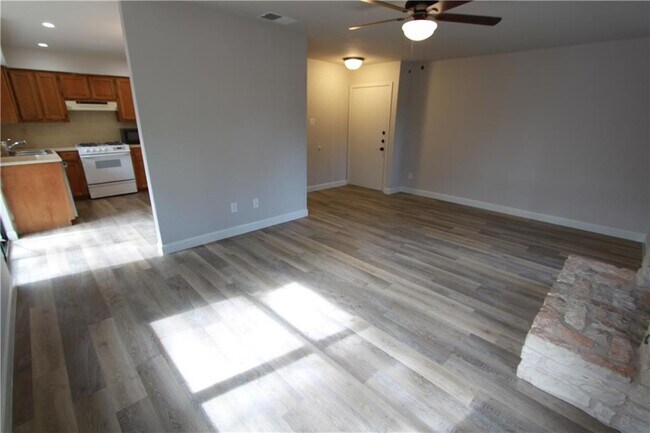 Foto del edificio - 6505 Columbia Oaks Ct