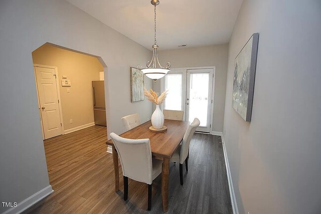 Building Photo - Spacious End-unit Townhome, LVP Floors, Op...
