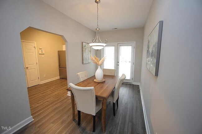 Foto del edificio - Spacious End-unit Townhome, LVP Floors, Op...