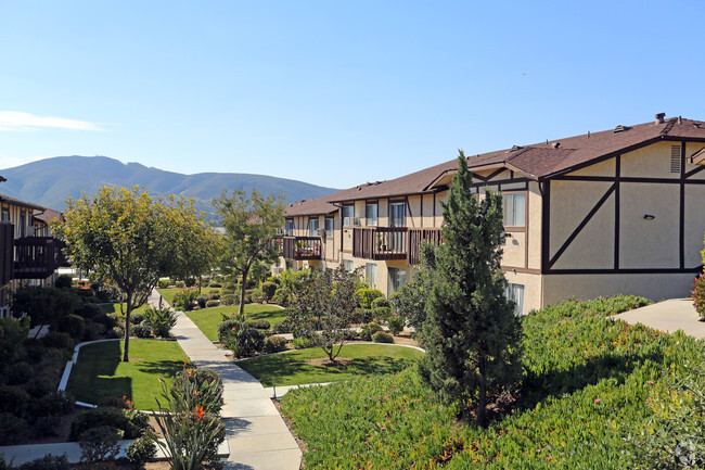 Courtyard - Windsor Manor Apartments