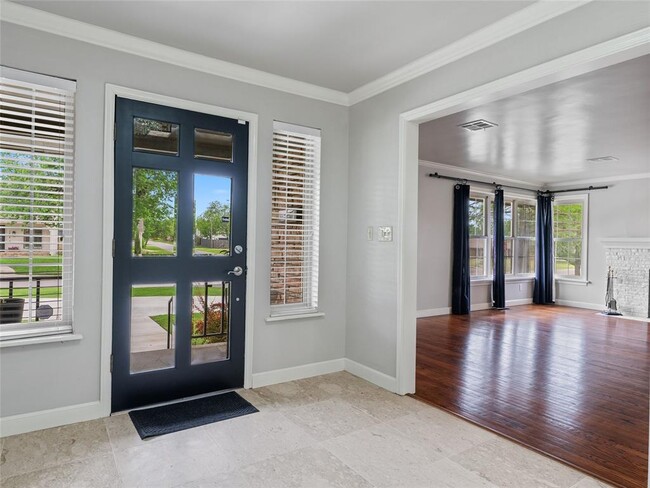 Foto del edificio - 1835 Drakestone Ave
