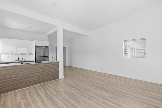 Foto del edificio - 8135 Crespi Blvd