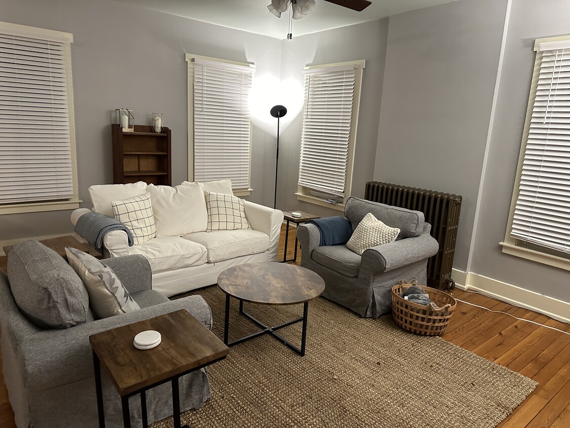 Fully furnished living room area - 1110 W Market St