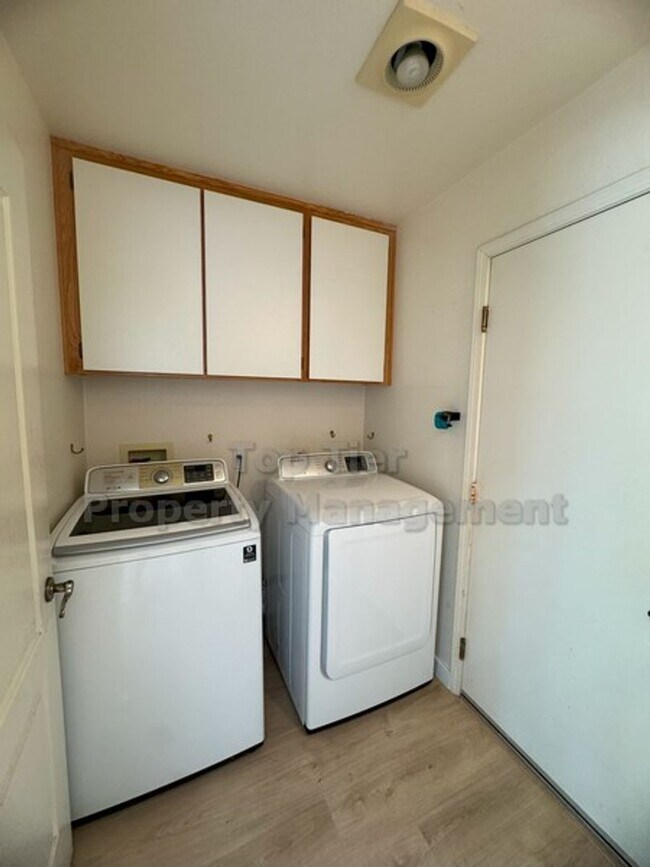 Building Photo - Welcoming Single-Level Home in a Great Fam...