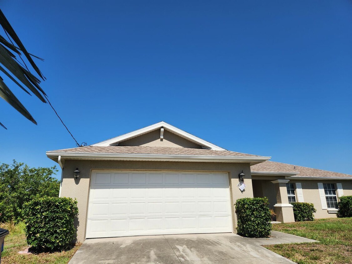 Foto principal - Spacious 3BR 2BA Home in Lehigh Acres