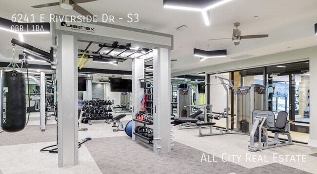 Foto del edificio - 6241 E Riverside Dr