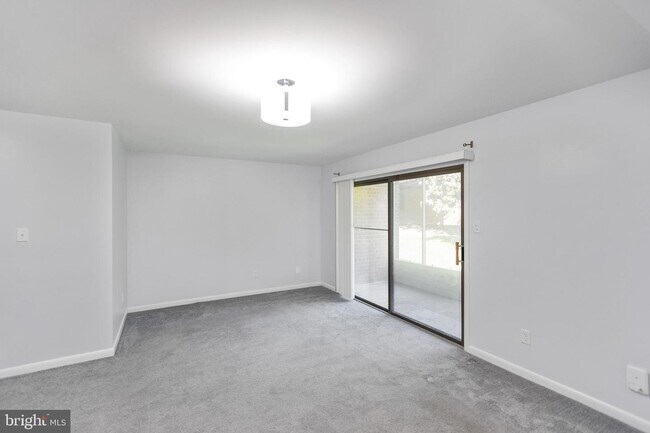 Building Photo - 10618 Provincial Dr