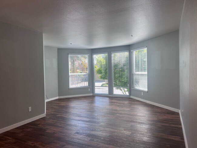 Foto del edificio - Spacious 1 Bedroom with Tons of Light, High Ceilings & Full Size Washer/Dryer Inside