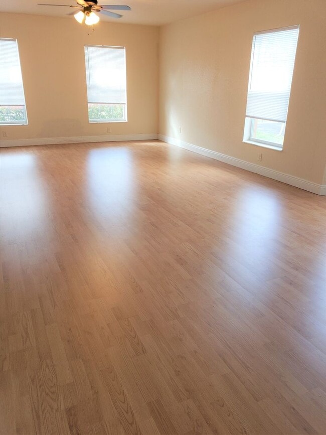 Building Photo - 715 N Vermeer Way