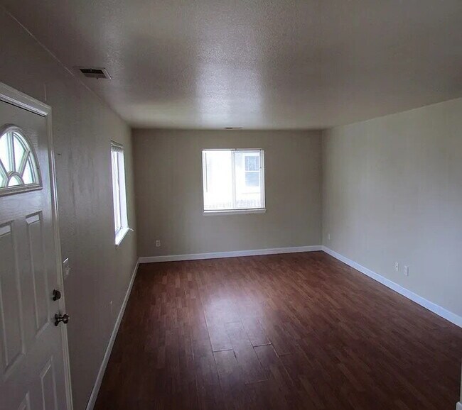 Building Photo - ***COMING SOON***  Spacious, Pet-Friendly 3 bed, 2 bath duplex in Englewood!