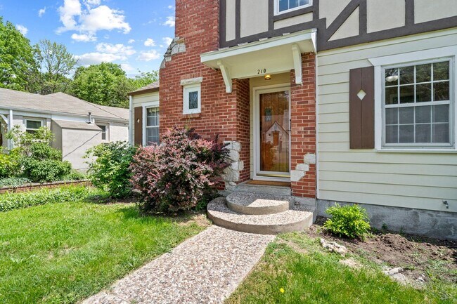 Building Photo - 5 Bed / 2 Bath Tudor Revival in Central Co...