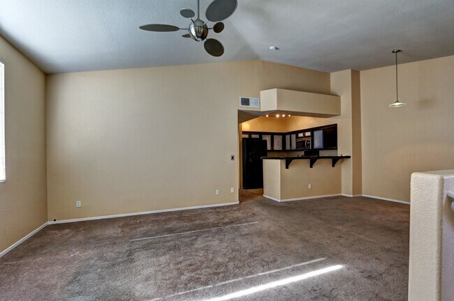 Foto del edificio - FANTASTIC HIGHLY UPGRADED UNIT FACING THE PARK AND POOL.